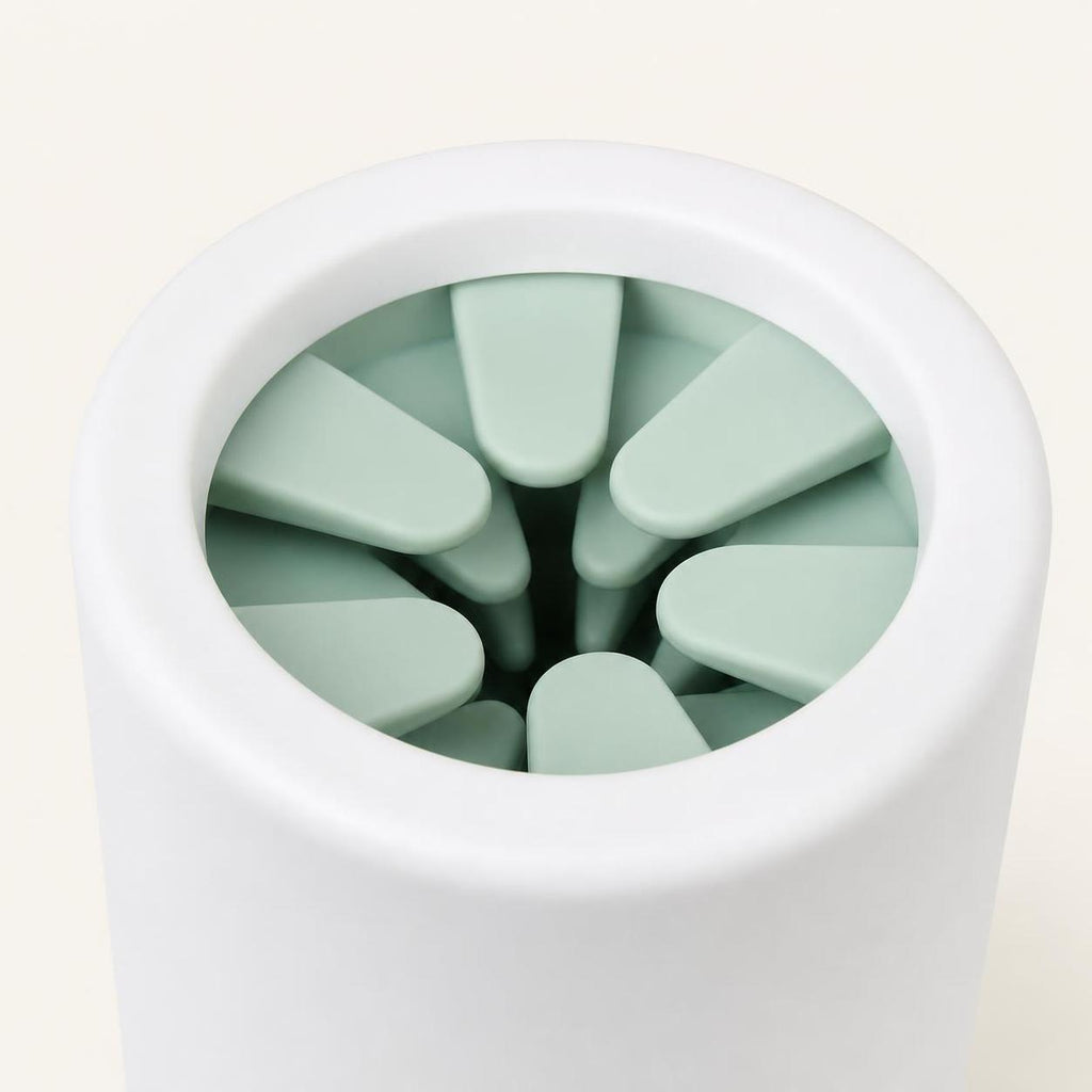 Wag Cabin PawRinse mint silicone bristle detail